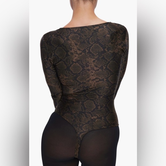 Good American Shine Python Scoop Neck Long Sleeve Bodysuit - Picture 7 of 14